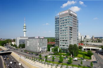 Gemeinsam mit dem TDG-Hochhaus wird der Neubau (links) ab Sommer 2015 das Gebude-Ensemble "TARGOBANK Quartier" in Duisburgs Innenstadt bilden. Weiterer Text ber OTS und www.presseportal.de/pm/78980 / Die Verwendung dieses Bildes ist fr redaktionelle Zwecke honorarfrei. Verffentlichung bitte unter Quellenangabe: "obs/TARGOBANK AG & Co. KGaA"