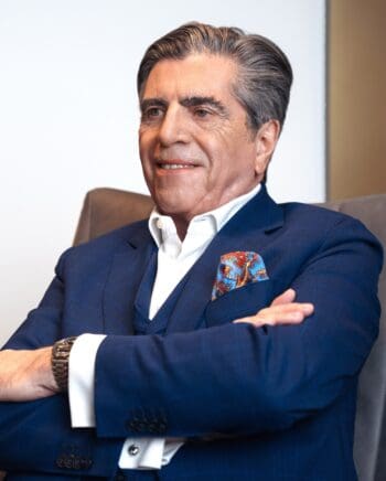 Vito Micoli, Geschäftsführer von FI Investments, sitzt entspannt mit verschränkten Armen. Die Trading-Software von FI Investments nutzt RAM für schnelle Entscheidungen und Failover in Millisekunden.