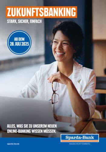 Eine lächelnde Frau sitzt an einem Tisch vor einem Laptop und hält eine Brille in der Hand. Der Hintergrund ist hell und modern gestaltet. Der Text auf dem Bild informiert über zukünftige Online-Banking-Dienste der Sparda-Bank.