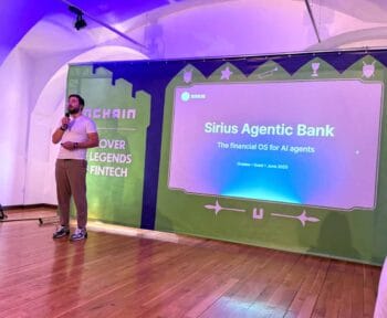 Ein Redner präsentiert während des UNCHAIN Festivals in Oradea das Konzept der Sirius Agentic Bank, einer finanziellen Plattform für KI-Agenten. Im Hintergrund ist eine Präsentation zu sehen, die die innovative Ausrichtung des Fintech-Sektors verdeutlicht.