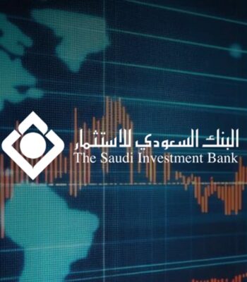 Die Abbildung zeigt das Logo der Saudi Investment Bank vor einem grafischen Hintergrund, der Datenvisualisierungen und Weltkarten darstellt. Diese Darstellung unterstreicht die moderne IT-Infrastruktur und das Engagement der Bank für technologische Innovationen.