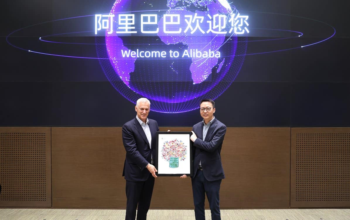 Bill Winters, Vorstandsvorsitzender der Standard Chartered Bank, und Eddie Wu, CEO der Alibaba Group, am Hauptsitz der Alibaba Group in Hangzhou