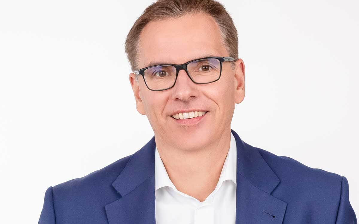 Dr. Stefan Eckhardt, Vorstand der Volksbank Hochsauerland, reflektiert über die Rolle von KI in Banken. Mit über 30 Jahren Erfahrung in der Branche bringt er wertvolle Perspektiven zu den Herausforderungen und Chancen dieser Technologie.