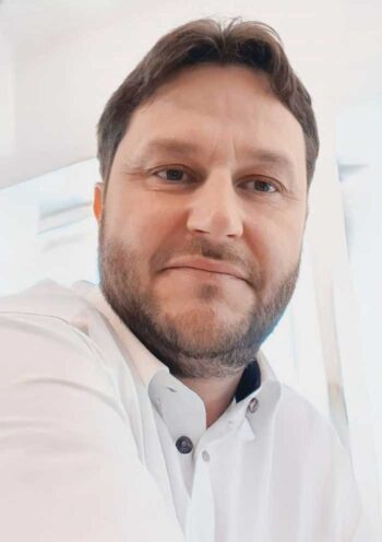 Tobias Ehret, finwyzprivat, präsentiert sich in einem hellen Hemd. Der Fokus liegt auf der Diskussion über Low-Code-Plattformen, die Unternehmen helfen, digitale Prozesse effizienter zu gestalten.