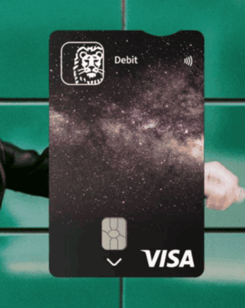 Schwarze ING Debit Visa Karte mit Weltall-Design.