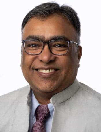 Manikandan Ganesan,Vice Pre­si­dent für Cash & Di­gi­tal Chan­nels bei Fi­nas­tra, präsentiert ein Lächeln. Seine Expertise in Agentic AI unterstreicht die Notwendigkeit autonomer Systeme im Corporate Banking, die komplexe Prozesse und Governance-Anforderungen effizient verwalten können.