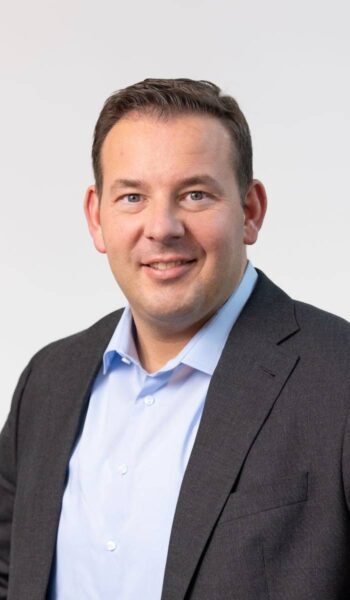 Sascha Beck, Executive Director & Financial Services-Leader bei GFT, thematisiert die Bedeutung von Low Code zur Bekämpfung von Schatten-IT in Banken und Versicherungen. Seine Expertise unterstützt Unternehmen bei der digitalen Transformation.