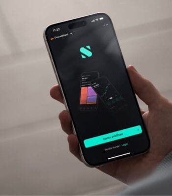 Ein Smartphone zeigt die Benutzeroberfläche der Scalable Capital App. Auf dem Bildschirm sind verschiedene Finanzdaten und Grafiken abgebildet. Die Option „Konto eröffnen“ ist deutlich sichtbar. Die Anzeige ist auf Deutsch eingestellt.