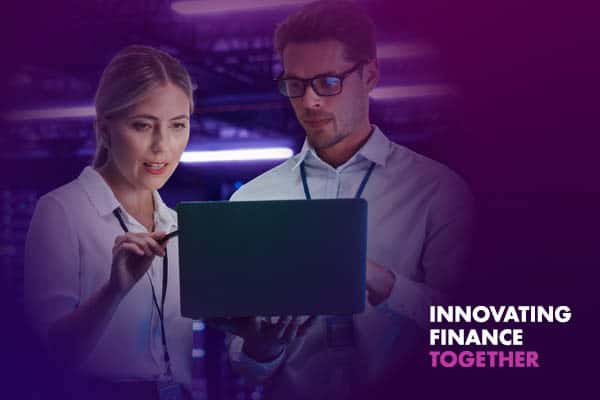 Zwei Fachleute arbeiten gemeinsam an einem Laptop in einer modernen, digitalisierten Umgebung. Die Szene verdeutlicht die Innovationskraft von Finastra im Finanzsektor, wobei der Fokus auf digitaler Zusammenarbeit und Kundenzentrierung liegt.