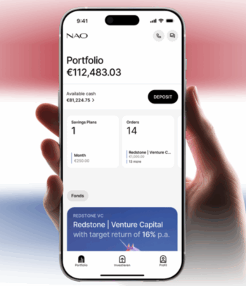 Nao App auf Smartphone vor verschwommener niederländischer Flagge im Hintergrund.