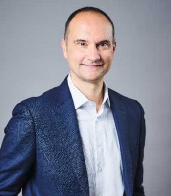 Thierry Chilosi, Chief Business Officer bei Swift, präsentiert neue Initiativen zur Verbesserung grenzüberschreitender Zahlungen. Die Zusammenarbeit mit der Branche zielt darauf ab, die Nutzererfahrung signifikant zu optimieren und die Effizienz zu steigern.