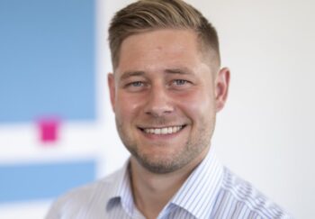 Steffen Grenzheuser, Senior Consultant bei DPS, ist auf die Implementierung von ISO 20022 im Zahlungsverkehr spezialisiert. Seine Expertise in der IT-Architektur unterstützt Banken bei der Anpassung an neue Standards und der Optimierung bestehender Systeme.