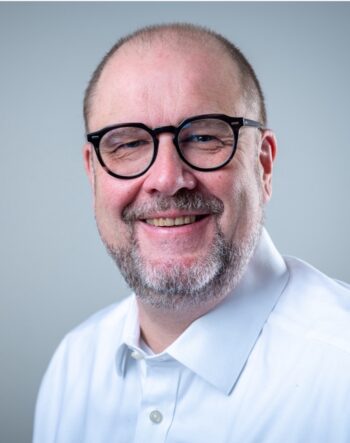 Udo Browarczik, Experte für IT-Architektur, betont die Bedeutung von ISO 20022 als Schlüssel zur Transformation im Bankensektor. Der externe Druck zur Anpassung wächst, weshalb proaktive Maßnahmen erforderlich sind.