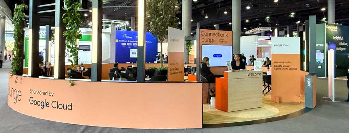 Der Google Cloud Connections Lounge auf der SIBOS 2025 präsentiert sich als einladender Raum für Networking und Austausch. Die Gestaltung fördert Interaktionen und unterstreicht die Rolle von Google Cloud im Bereich agentischer Zahlungen.