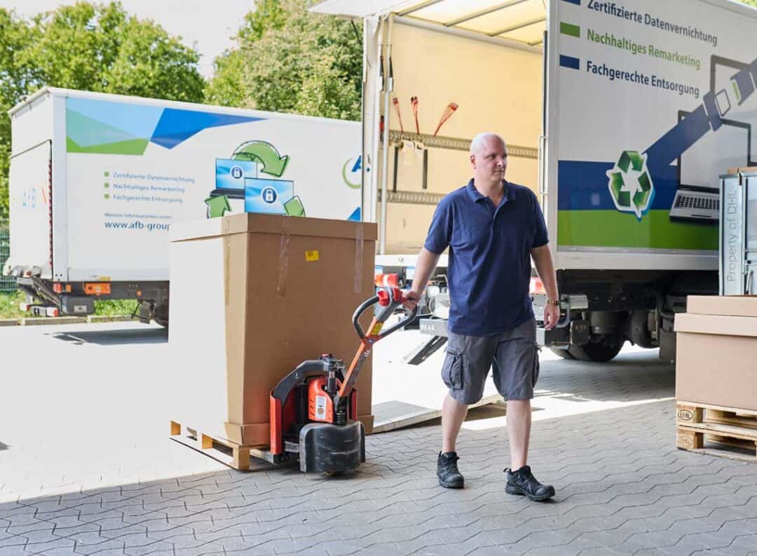 Der Refurbisher afb bietet als TÜV-geprüftes und ISO-zertifiziertes IT-Unternehmen alle Sicherheiten rund um die Datenlöschung, unter anderem durch eine eigene Logistik.<q>afb Group, Jannik Hammes</q>