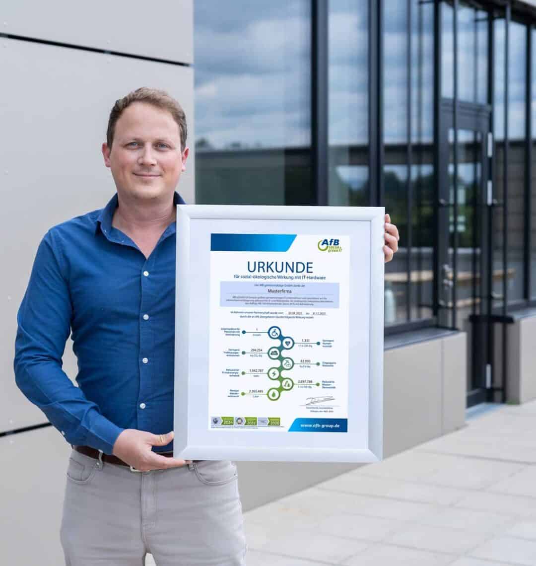 Über den ökologischen und sozialen Impact stellt der Refurbisher afb seinen Partnern eine detaillierte Wirkungsurkunde aus.<q>afb Group, Jannik Hammes