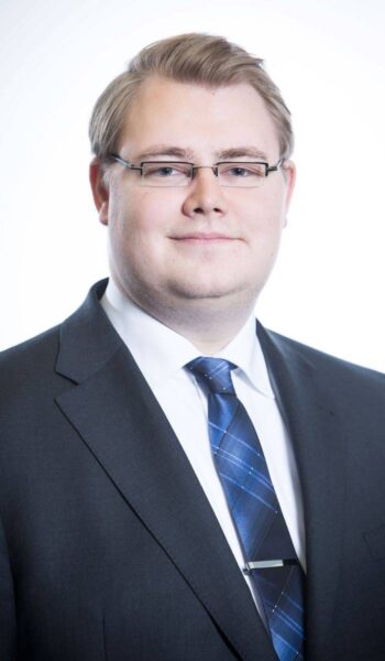 Jannik Harms, IT-Projektmanager bei Sollers Consulting, präsentiert sich in formeller Kleidung. Sein Auftreten spiegelt die Kernsystem-Strategie wider, die auf die Integration von Künstlicher Intelligenz in Versicherungs-Kernsysteme abzielt.