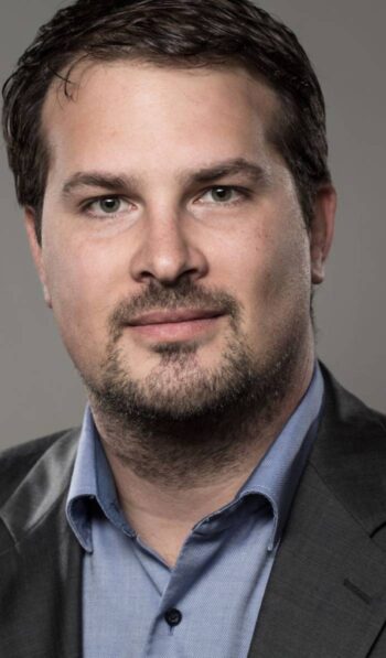 Matthias Fraunhofer, Senior SE Manager Central Europe bei Tenable, wird in diesem Kontext erwähnt. Data Poisoning stellt eine ernsthafte Bedrohung für die Datensicherheit im Finanzsektor dar, da Angreifer KI-Systeme gezielt manipulieren können.