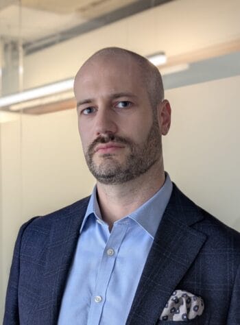 Mauro Quadroni, Legal- und Compliance-Experte bei BSI Software, berichtet über Anforderungen durch EU AI Act, BaFin, DORA und FISA 702 und dessen Anforderung von Know-how und klaren Strategien bei KI im Bankwesen. <q>BSI Software