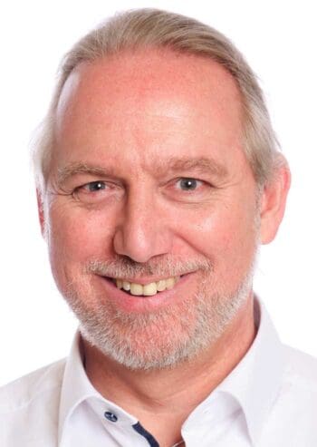 Michael Baldauf, Industry Principal Financial Services Senior bei Pegasystems, thematisiert die Rolle von KI-Agenten in der Bankenbranche. Diese Agenten optimieren Prozesse durch autonome Arbeitsweise und steigern die Effizienz ohne umfangreiche menschliche Eingriffe.