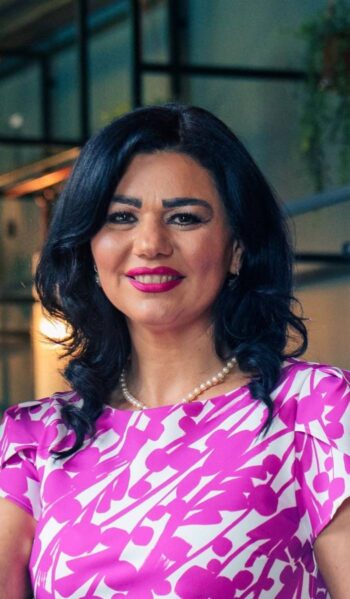 Nehir Safak-Turhan, Senior Market Development Manager im Geschäftsbereich Banking bei adesso, thematisiert die Herausforderungen von Legacy-Systemen in Banken. Diese historisch gewachsenen IT-Systeme erfordern eine kritische Betrachtung hinsichtlich ihrer Zukunftsfähigkeit.