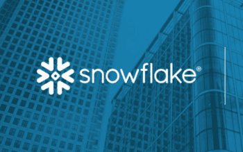 Snowflake Logo und Schriftzug vor blau getöntem Stadt-Hintergrund.