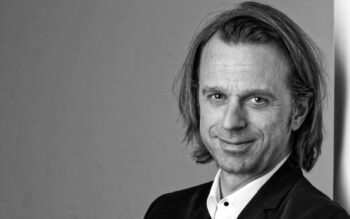 Thomas Boele, Global Director für AI Security bei Check Point/Lakera, lächelt in Hemd und dunklem Sakko vor einer hellen Wand; Thema sind Agentenidentitäten und Zero Trust.