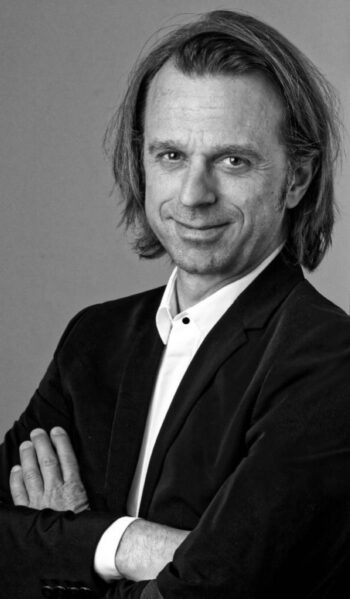 Thomas Boele, Regional Director Sales Engineering CER/DACH bei Check Point Software, präsentiert sich in einem formellen Outfit. Der Fokus liegt auf der Thematik Malware und deren Auswirkungen auf die Finanz-Supply-Chain.
