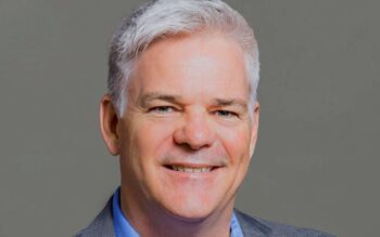 Tom Molden, CIO of Global Executive Engagement bei NinjaOne, wird abgebildet. Sein Fachwissen in der IT-Sicherheit und Patching ist entscheidend, insbesondere im Kontext der aktuellen Anforderungen durch NIS2 und DORA.