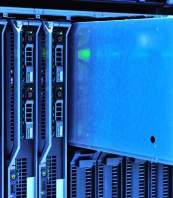 Hochverfügbare Server in einem Rechenzentrum verdeutlichen die technische Infrastruktur von Gini. Diese zertifizierten Systeme gewährleisten die Sicherheit und Verfügbarkeit von Bankdaten, was für die Branche von entscheidender Bedeutung ist.