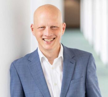 Alexander Erpenbach, Leiter der Hauptabteilung Sach/HUK-Betrieb der DEVK Versicherungen, äußert sich zur Rolle von agentischer KI in der Versicherungsbranche. Er betont die Notwendigkeit, sich auf technologische Veränderungen vorzubereiten.