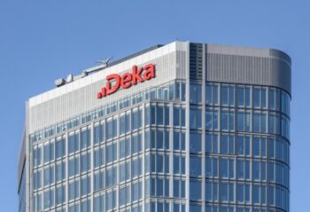 DekaBank Zentrale mit rotem Schriftlogo ganz oben am Gebäude.