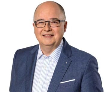 Dr. Stefan Lemke, IT-Vorstand bei Iduna, äußert sich zur Rolle agentischer KI in der Versicherungsbranche. Er betont, dass Kernsysteme weiterhin essenziell für effiziente transaktionale Abläufe und Datenpersistenz bleiben.