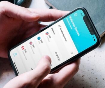 Ebury App auf Smartphone.