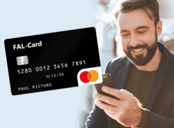 FAL-Card mit lachendem Mann am Smartphone im Hintergrund.