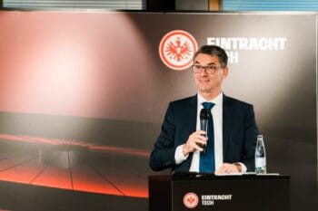 Bernd Leukert, Deutsche Bank, spricht am Podium während des FIDA Data Studios. Im Hintergrund ist das Logo von Eintracht Tech sichtbar. Die Veranstaltung betont die Bedeutung von Zusammenarbeit in der Entwicklung von Open Finance.