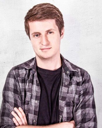 Felix Sandt, Head of Network des New Players Network, präsentiert in der InsurTech-Übersicht 2025 die Herausforderungen der Marktkonsolidierung und den Einfluss von KI auf InsurTechs. Der Hintergrund ist neutral und schlicht gehalten.