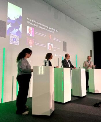 Auf der Impulsbühne der DigiFin25 diskutieren Experten über Künstliche Intelligenz und Automatisierung in der Finanzwelt. Die Themen umfassen Innovation und Betrugsbekämpfung, wobei die Relevanz aktueller Entwicklungen betont wird.