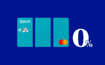 BBVA Pay&Plan Grafik zeigt eine zerstückelte Debitkarte mit einem 0 % Schriftzug auf blauem Hintergrund.