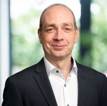 Carsten Fritz, Product Owner für Managed Application Services bei Sopra Financial Technology, thematisiert die Herausforderungen der Code-Architektur in Banken. Die meisten KI-Projekte scheitern nicht an Algorithmen, sondern an unzureichender IT-Architektur.