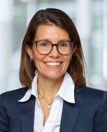 Anne-Sophie Gógl, KPMG, präsentiert sich in einem professionellen Umfeld. Die Digitalisierung im Finanzsektor, insbesondere im Wholesale-Bereich, erfordert innovative Ansätze wie Multi-Cloud und KI-Automatisierung zur Optimierung von Prozessen und Dienstleistungen.