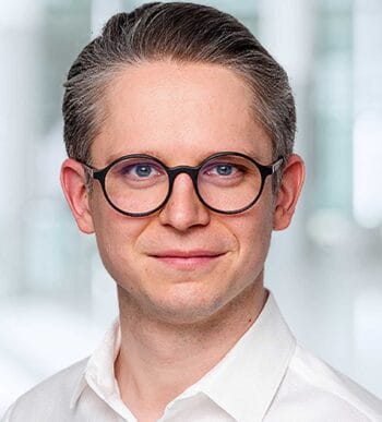 Jens Siebert, KPMG, präsentiert sich in einem professionellen Umfeld. Die bevorstehenden Entwicklungen im Wholesale-Zahlungsverkehr, insbesondere die Einführung der Short-term-Lösung „Pontes“ für den Digitalen Euro, stehen im Fokus der Diskussion.