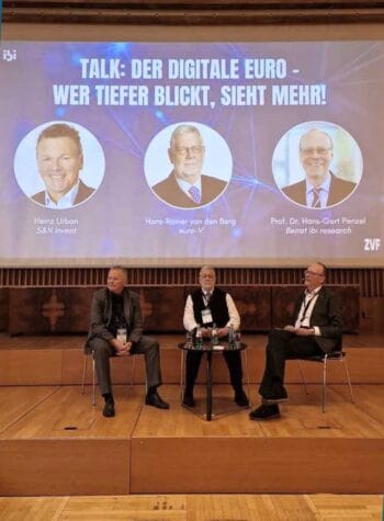 Im Talk: Der Digitale Euro – Wer tiefer blickt, sieht mehr! (v.l.n.r.) Heinz Urban (S&Namp;Invent), Hans-Rainer van den Berg (euro-V), Moderation: Prof. Dr. Hans-Gert Penzel (Beirat ibi research) <q>Dunja Koelwel</q>