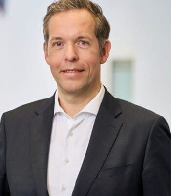 Stephan Cohnen, Geschäftsführer für Kundenservice, Prozesse und IT der BMW Bank, präsentiert sich in professioneller Attitüde. Seine Erfahrung in verschiedenen Führungspositionen innerhalb der BMW Group Financial Services wird hervorgehoben.