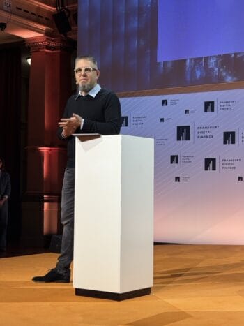 Speaker auf der Veranstaltung Frankfurt Digital Finance. Im Fokus steht die Zusammenarbeit zwischen Banken und FinTechs, die zunehmend an Bedeutung gewinnt. Die Diskussion thematisiert die Entwicklung von Wettbewerb hin zu Kooperationen in der Finanztechnologie.