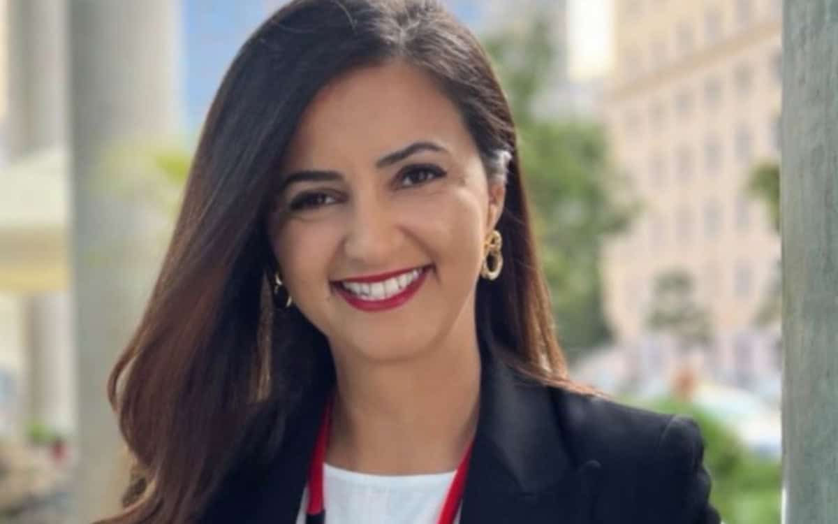 Aynur Colpan, ehrenamtliche Bürgermeisterin der Gemeinde Buchholz (Aller) in Niedersachsen, lächelt in die Kamera. Ihr Engagement für die Resilienz der Zahlungsinfrastruktur im Bereich Payment wird durch ihre berufliche Tätigkeit in der Niedersächsischen Staatskanz