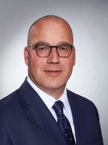 Mario Sladek, PPI, präsentiert die neuen Anforderungen der 9. MaRisk-Novelle. Die Banken erhalten mehr Gestaltungsspielräume, indem sie die Umsetzung der festgelegten Ziele und Grundsätze eigenverantwortlich umsetzen können.