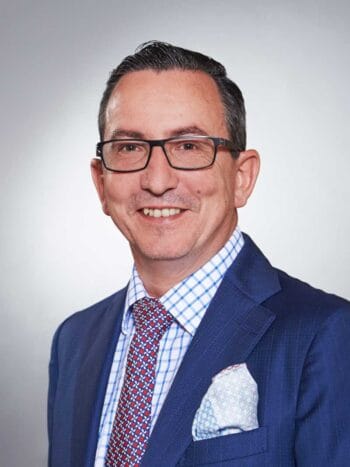 Thomas Maul, PPI, präsentiert sich in formeller Kleidung. Die MaRisk-Novelle zielt darauf ab, die Vorschriften lesbarer und weniger komplex zu gestalten, mit einem Fokus auf Proportionalität und prüfbare Begründungsketten.