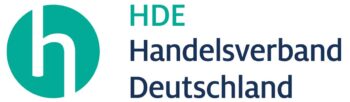 Das Bild zeigt das Logo des Handelsverbands Deutschland (HDE). Es besteht aus einem stilisierten Buchstaben „h“ in Türkis und der Schrift „Handelsverband Deutschland“ in Dunkelblau. Das Design vermittelt Professionalität und Modernität.