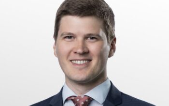 Hendrik Bode, Lead Business Consultant bei msg for banking, präsentiert sich in professioneller Attire. Seine Expertise in den regulatorischen Bereichen der FIDA ist zentral für die Entwicklung vertrauenswürdiger Finanzdienstleistungen.